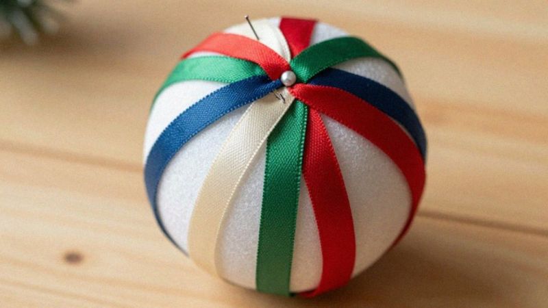 Jak krok po kroku zrobić bombkę ze wstążek?