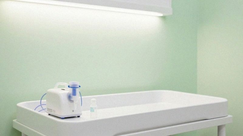 Jakie roztwory stosować u noworodka: sól fizjologiczna czy leki?