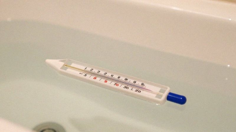 Jak prawidłowo mierzyć temperaturę wody podczas kąpieli?