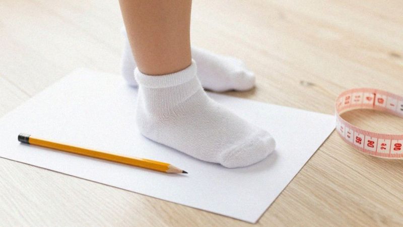 Jak poprawnie zmierzyć stopę dziecka?