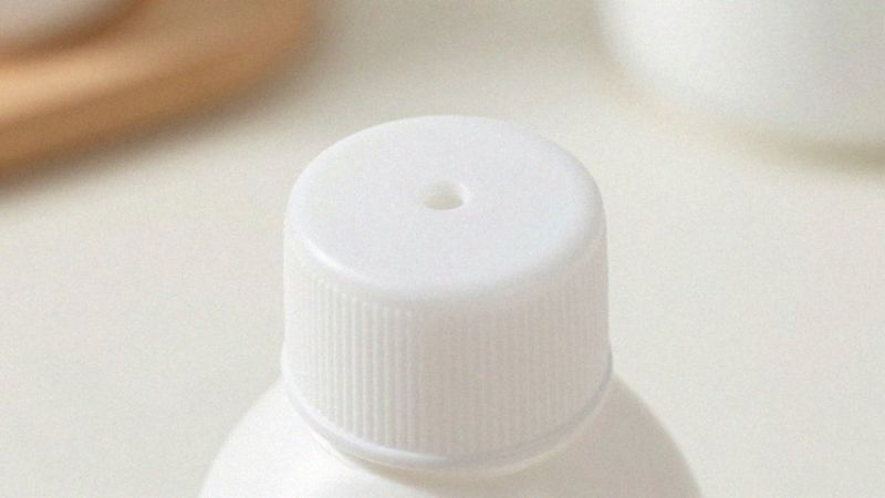 Do czego służy mała dziurka w korku?