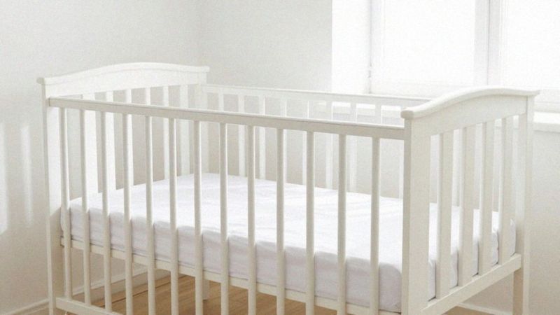 Jak zadbać o bezpieczeństwo łóżeczka ze szczebelkami?
