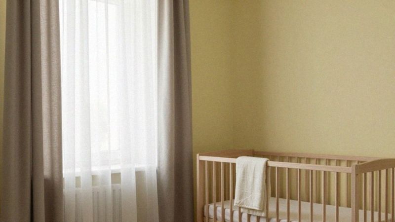 Czy zasłony zaciemniające obniżają temperaturę pokoju niemowlaka?