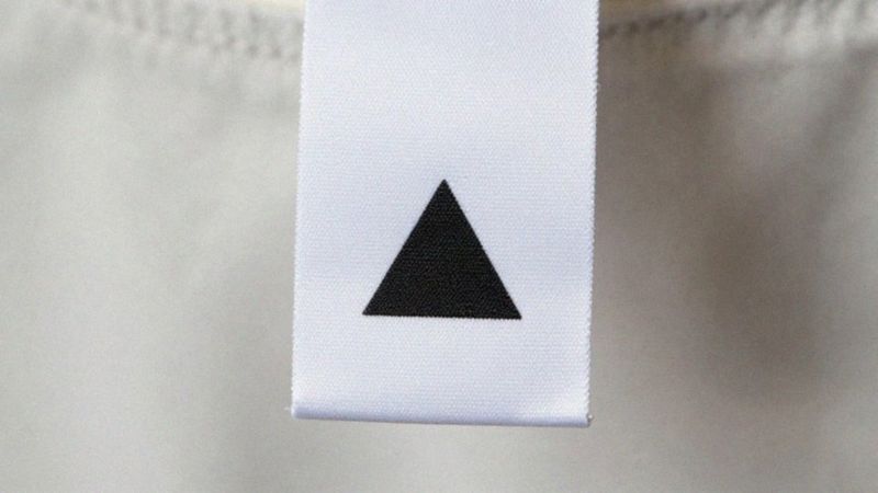 Co oznacza odwrócony trójkąt na metce Zara?
