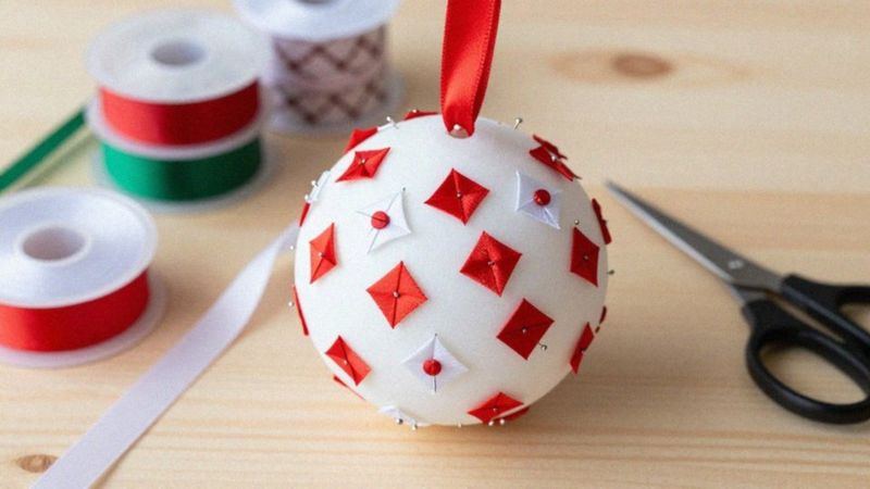 Jak zrobić bombki ze wstążki krok po kroku?