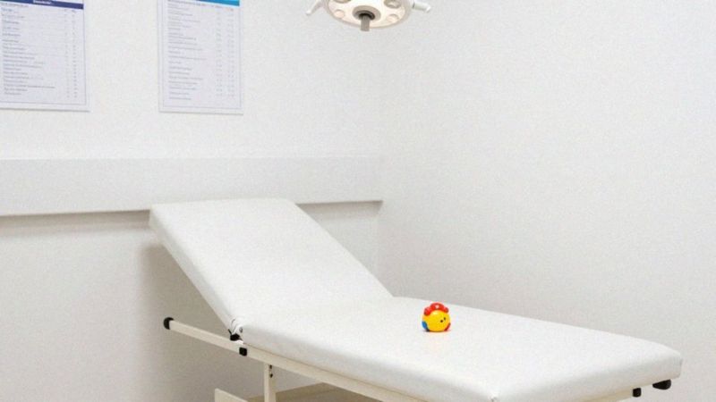 Jakie infekcje i inne przyczyny powodują język truskawkowy?