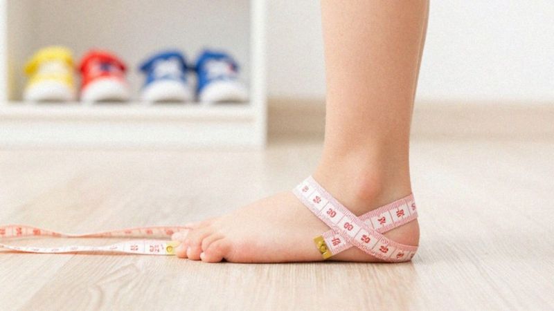 Jak dopasować rozmiar buta do szerokości stopy dziecka?