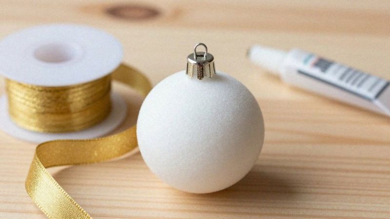 Jak wkręcić zawieszkę i zawiązać kokardkę?