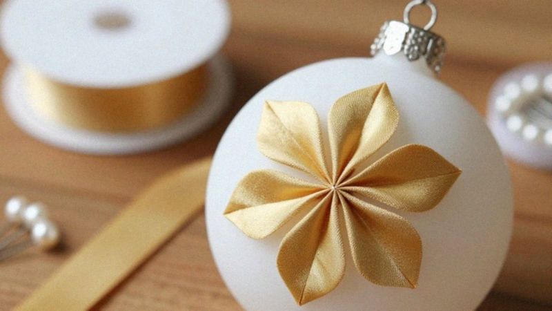 Czym jest technika kanzashi w bombkach?