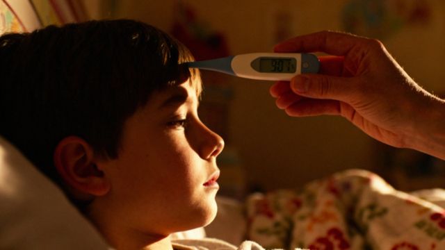 Ból głowy z gorączką u dziecka — co to oznacza i kiedy do lekarza?