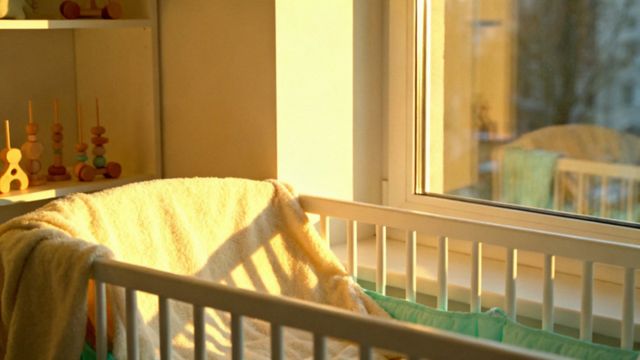 Dlaczego niemowlę płacze na widok mamy? Przyczyny i jak reagować