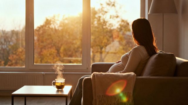 Jak opóźnić akcję porodową? Naturalne metody i porady