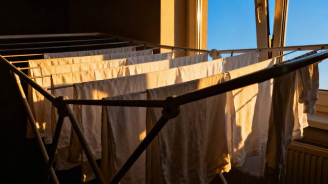 Jak suszyć pranie w domu, żeby nie śmierdziało? Sprawdzone metody