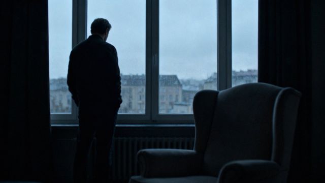 Jak zachowuje się mąż, który nie kocha? Sygnały i przyczyny emocjonalnego wycofania
