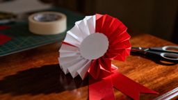 Jak zrobić kotylion z papieru? Prosty przewodnik krok po kroku