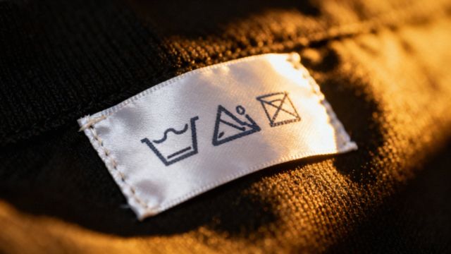 Metka na ubraniu — jak odczytać symbole i informacje o pielęgnacji?