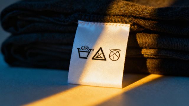 Metki prania — jak czytać symbole i dbać o ubrania?