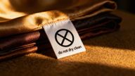 Nie czyścić chemicznie? Co oznacza ten symbol i jak dbać o odzież